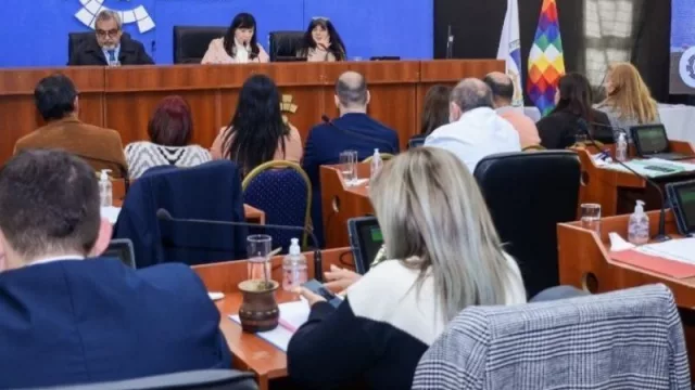 Con masivo acompañamiento del pueblo, la Legislatura chaqueña nuevamente en el interior