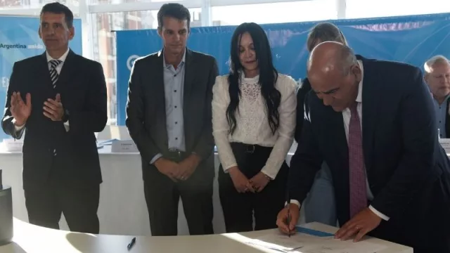 Manzur y el titular del Enohsa acordaron obras de saneamiento para localidades de seis provincias