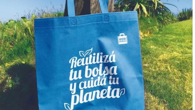Soplar y hacer… Ecobolsas (la empresa vende 400.000 mensuales e invierte US$ 700.000 en su planta de Argentina)