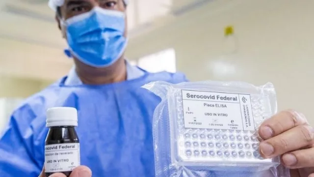 Presentaron el primer lote de "Serocovid-Federal" fabricados en el Chaco (con Capitanich presente)