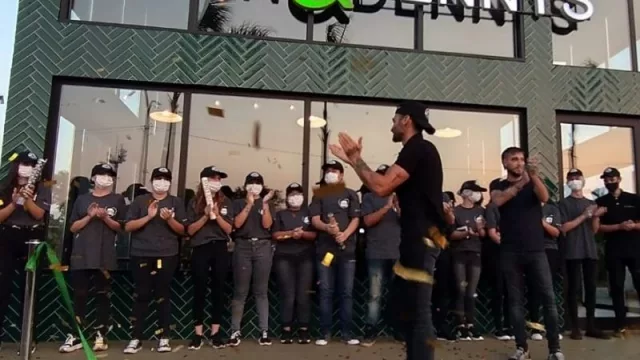 La cadena de hamburguesas Dean & Dennys inauguró un moderno local en la costanera de Posadas