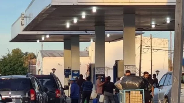 Preocupa el faltante de combustible en Iguazú (piden colas diferenciadas para argentinos y extranjeros)