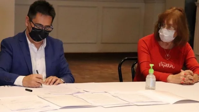 Resistencia firmó convenio con cuatro clubes para el canje de deudas a cambio de difusión de campañas contra la violencia de género 