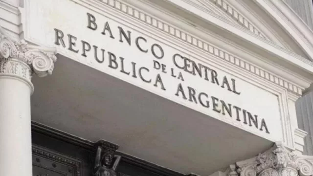 El BCRA ya no compra dólares, pero sigue con poder de fuego para tener el CCL a raya