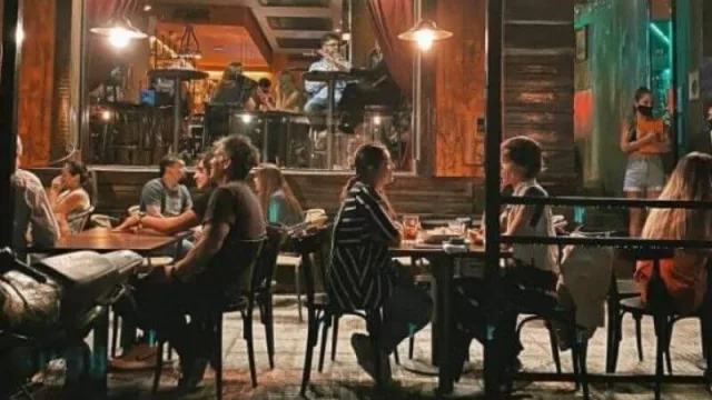 Amplían el horario de atención de bares, restaurantes y salones de fiestas en Tucumán