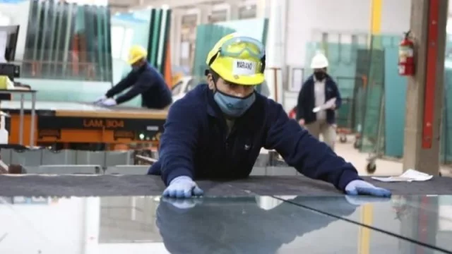 La firma chaqueña Contacto SA. inició nuevas líneas de producción de vidrios a través del régimen estatal de promoción industrial