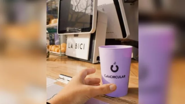 Cómo funciona la primera red circular de vasos retornables de café para llevar del país