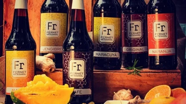 Bajo la marca FR producen 4.500 litros de fernet chaqueño por mes
