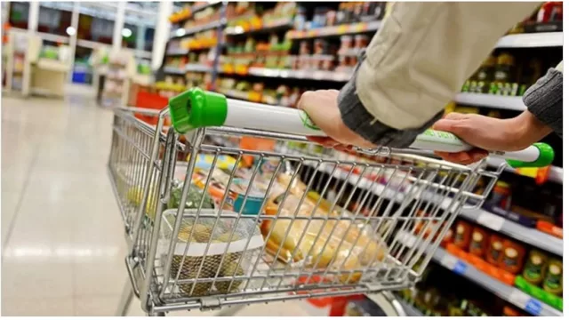 El ranking de los gastos que recortaron los argentinos por la caída del salario real y la alta inflación