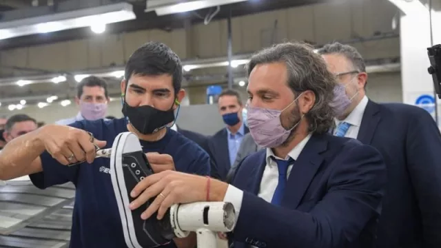 Cafiero visitó la planta de Topper, que invertirá más de 500 millones de pesos