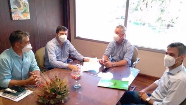 El Ministro de Industria de Corrientes entregó al intendente de Bella Vista el master plan del Parque Industrial