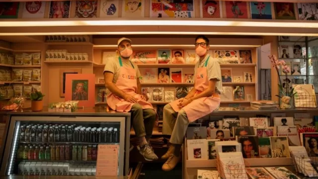 Prensa y café: el nuevo concepto de quiosco que llena las calles de Barcelona