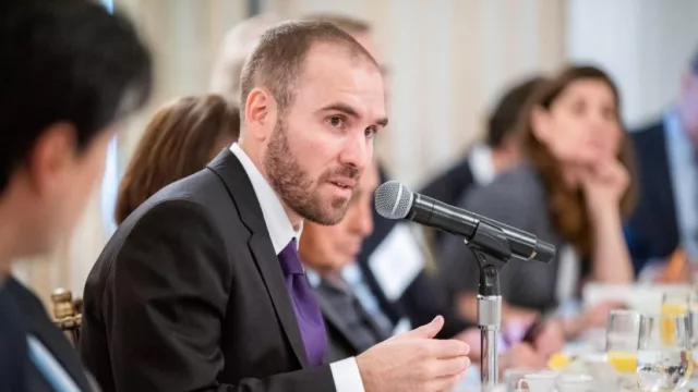 Guzmán advirtió que no se prevé aún bajar la presión tributaria