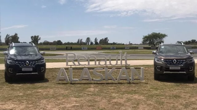 Probamos a fondo en una pista la Alaskan que ya se vende en el Litoral (por Car France Renault para Chaco y Corrientes)