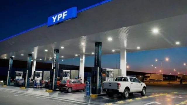 Kicillof y estacioneros buscarán un plan para reducir gastos en combustibles