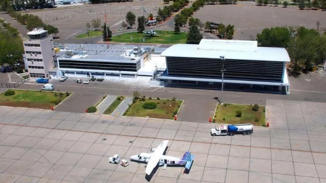 Desde el lunes 19 habilitan los vuelos, micros de larga distancia y el tren a Neuquén 