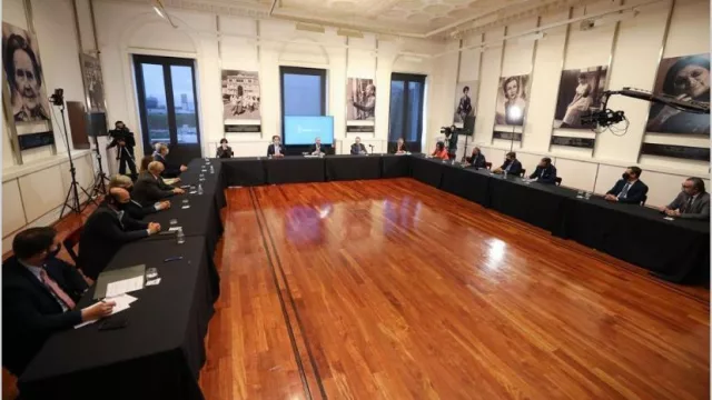 En busca de dólares, el Gobierno baja retenciones a la soja, a la industria y a la minería