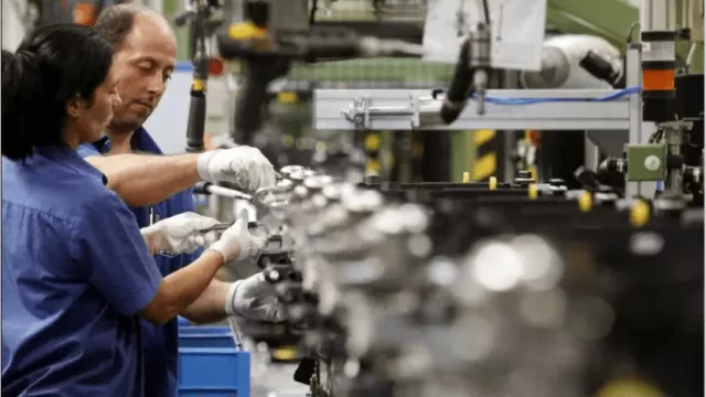 Fernández anuncia a los industriales incentivos para la producción con contenido nacional