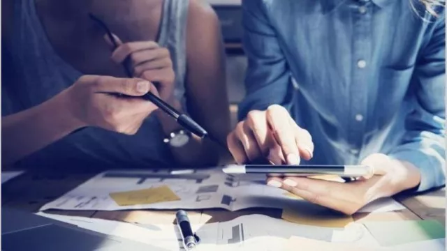 Radiografía millennial: la mitad no tiene empleo formal y se endeuda al doble de sus ingresos