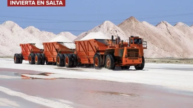 El gobernador Gustavo Sáenz firmó la reglamentación de la Ley de Promoción Minera 