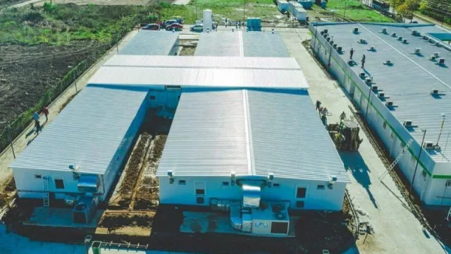 La construcción modular en tiempos de COVID-19: Ecosan “se pone al hombro” hospitales (y hasta un banco)