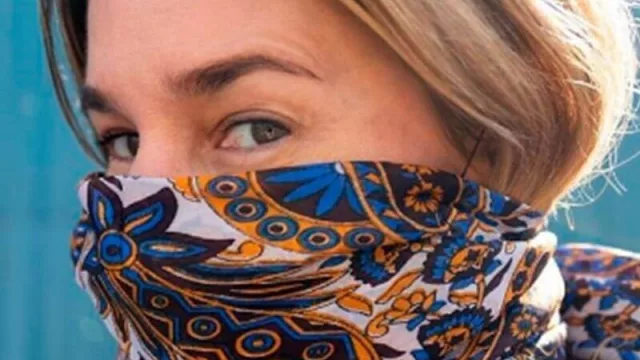 Los costosos pañuelos con tapabocas de Dolores Barreiro