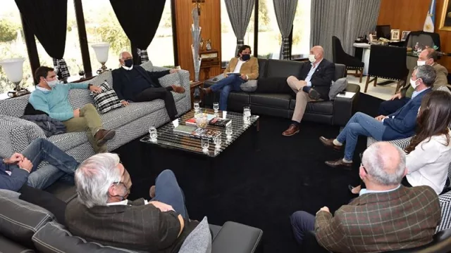 El gobernador tomó contacto con industriales y empresarios turísticos