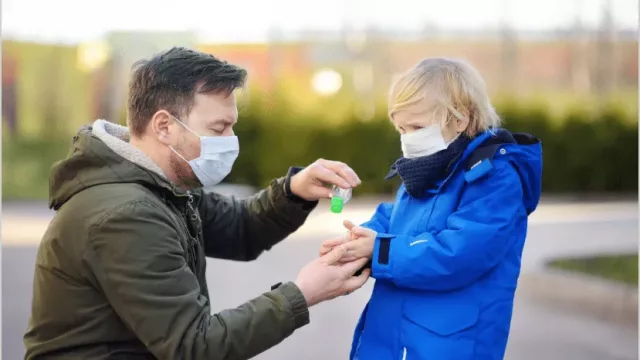 Cuarentena en Argentina: habilitan a los padres a salir con un menor a cargo a hacer compras: en qué casos se aplica