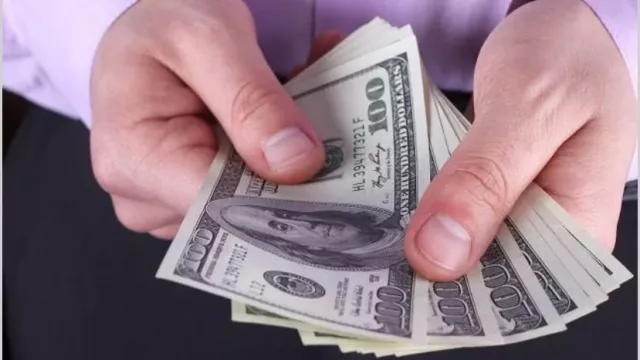 Depósitos privados en dólares caen casi a la mitad desde las PASO