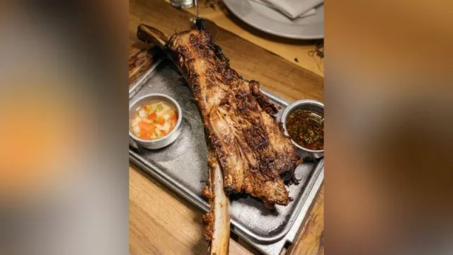Revire Brasas Bravas, la parrilla en plena calle Corrientes que propone una experiencia gourmet