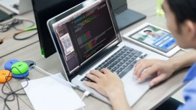 La bandera del conocimiento se planta de raíz: enseñarán programación en las escuelas 