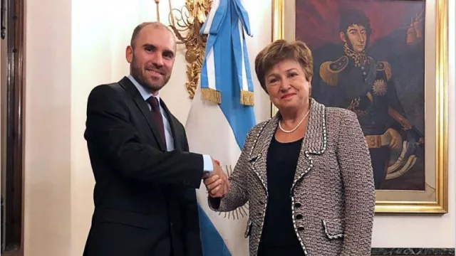 Deuda: Guzmán empieza a mostrar las cartas buscadas por los acreedores