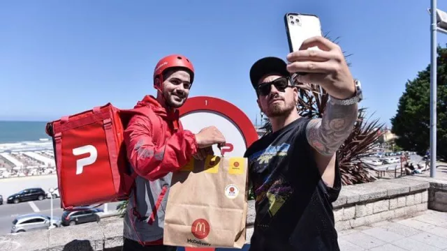 Una buena idea: pedís un Big Mac en la playa y te lo llevan a un McDelivery Points (MDQ y Pinamar)