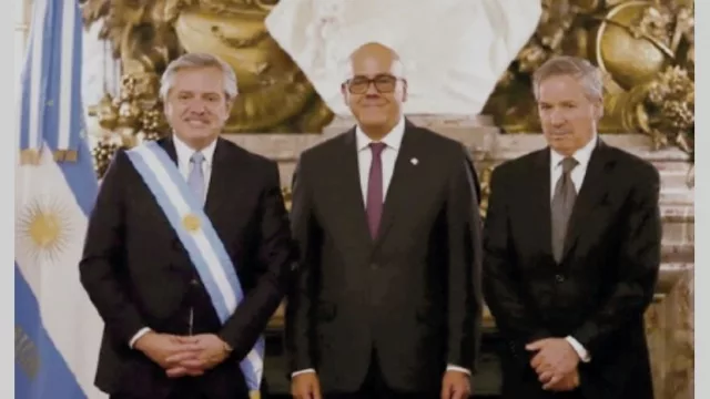 El Gobierno criticó la maniobra de Maduro para desplazar a Guaidó