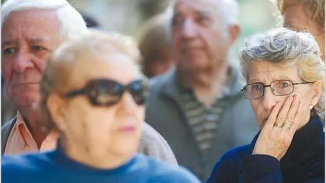 Pagarán a los jubilados dos bonos de $ 5000 y frenarán por 180 días la fórmula de ajuste