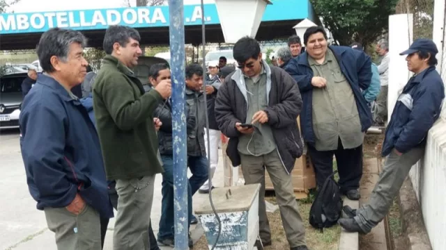 Protesta de los trabajadores: la embotelladora Talca tiene paralizada la planta 