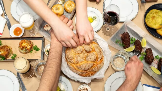 Fayer festeja el año nuevo judío con una cena especial