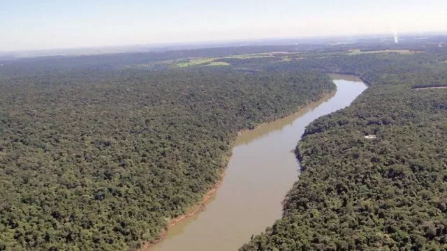 Una empresa brasilera proponen instalar un nuevo alojamiento ¿en el Paraná?: Corrientes podría tener su primer barco-hotel