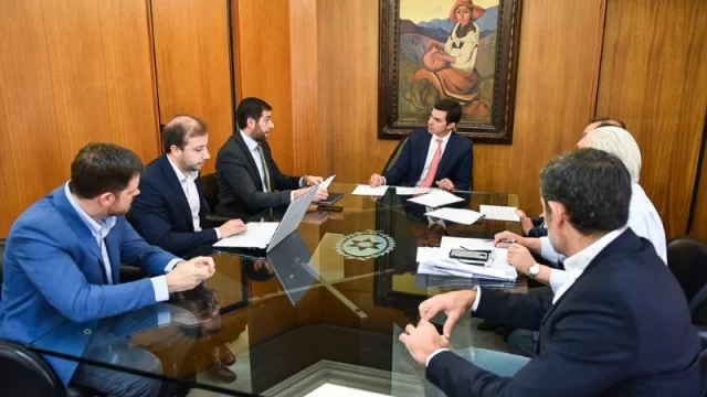 Con el fin de mantener el equilibrio financiero, Urtubey se reunió con su equipo económico