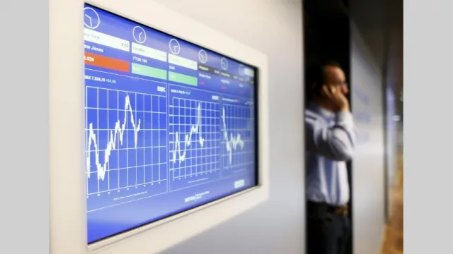 La decisión de reperfilar vencimientos de deuda tendrá hoy su primer test en los mercados