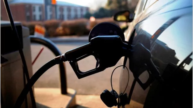 El Gobierno posterga un mes la suba del impuesto a los combustibles