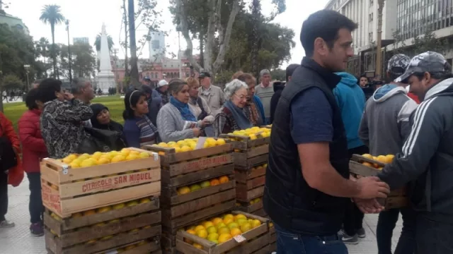 “Frutazo” en Capital: regalaron 20.000 kilos de frutas a modo de protesta