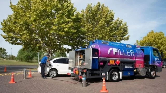 ¿Cómo es el nuevo servicio de carga de nafta "a domicilio" de YPF que podría llegar a Tucumán?