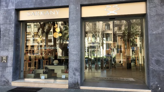 El sueño duró poco: la franquicia de Sarkany en Barcelona llegó a su fin (es más barato comprar en España que en Argentina)