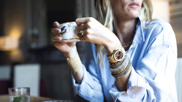 5 relojes de hombre en muñecas de mujer