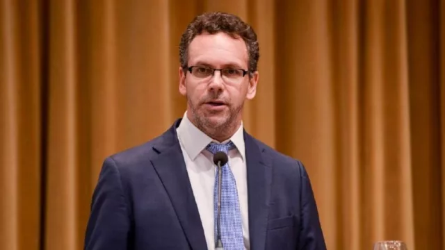 Se discute ahora qué reactiva más: el dólar estable o la baja de tasas