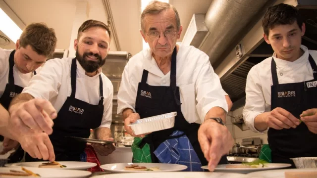 Cómo fueron los 8 pasos de la cena más cara de Córdoba a beneficio de una fundación chaqueña (Michel Bras cocinó para 50 personas a US$ 200)