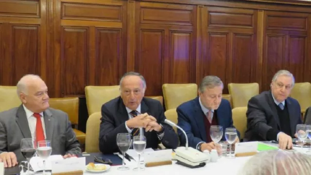 La industria lleva al Congreso un plan para suavizar la recesión