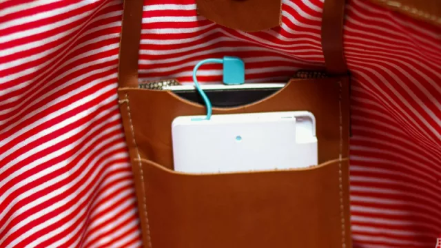 Ahora podés cargar la batería del teléfono desde tu cartera gracias a una tucumana