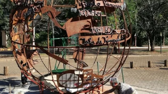 Una escultura cuenta las distancias desde Cataratas hacia las otras maravillas del mundo y ciudades más importantes del planeta